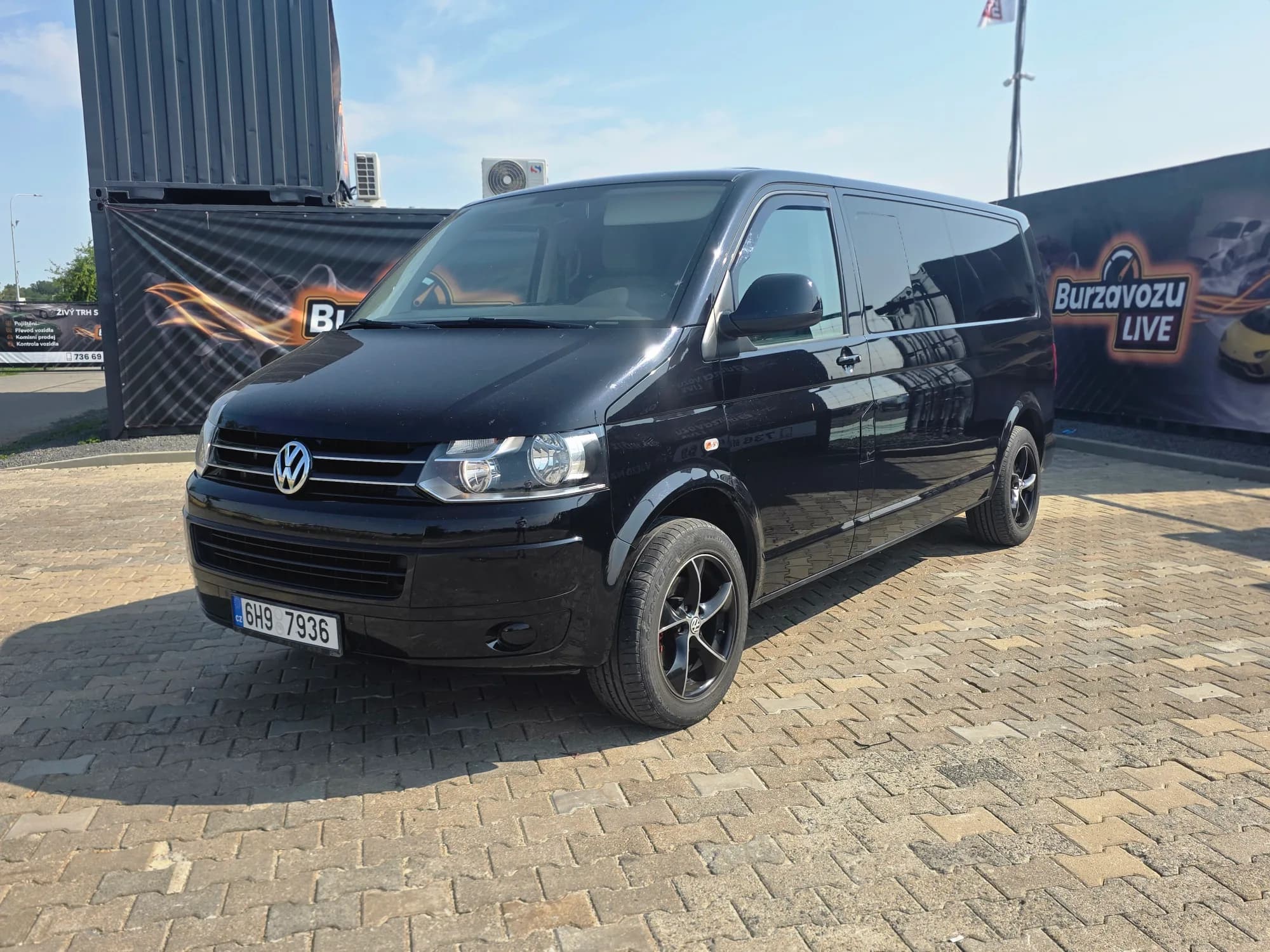 VOLKSWAGEN CARAVELLE